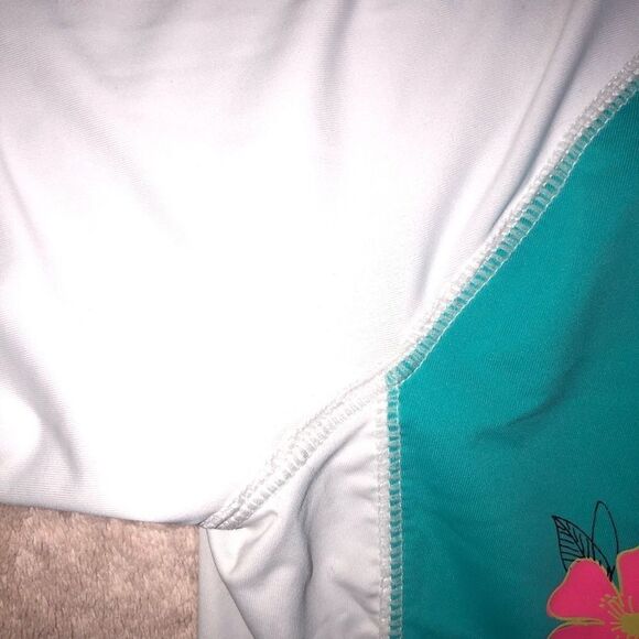 𝅺NWOT Girl’s Size 10/12 OP Beach Swim Rashguard - Picture 4 of 6
